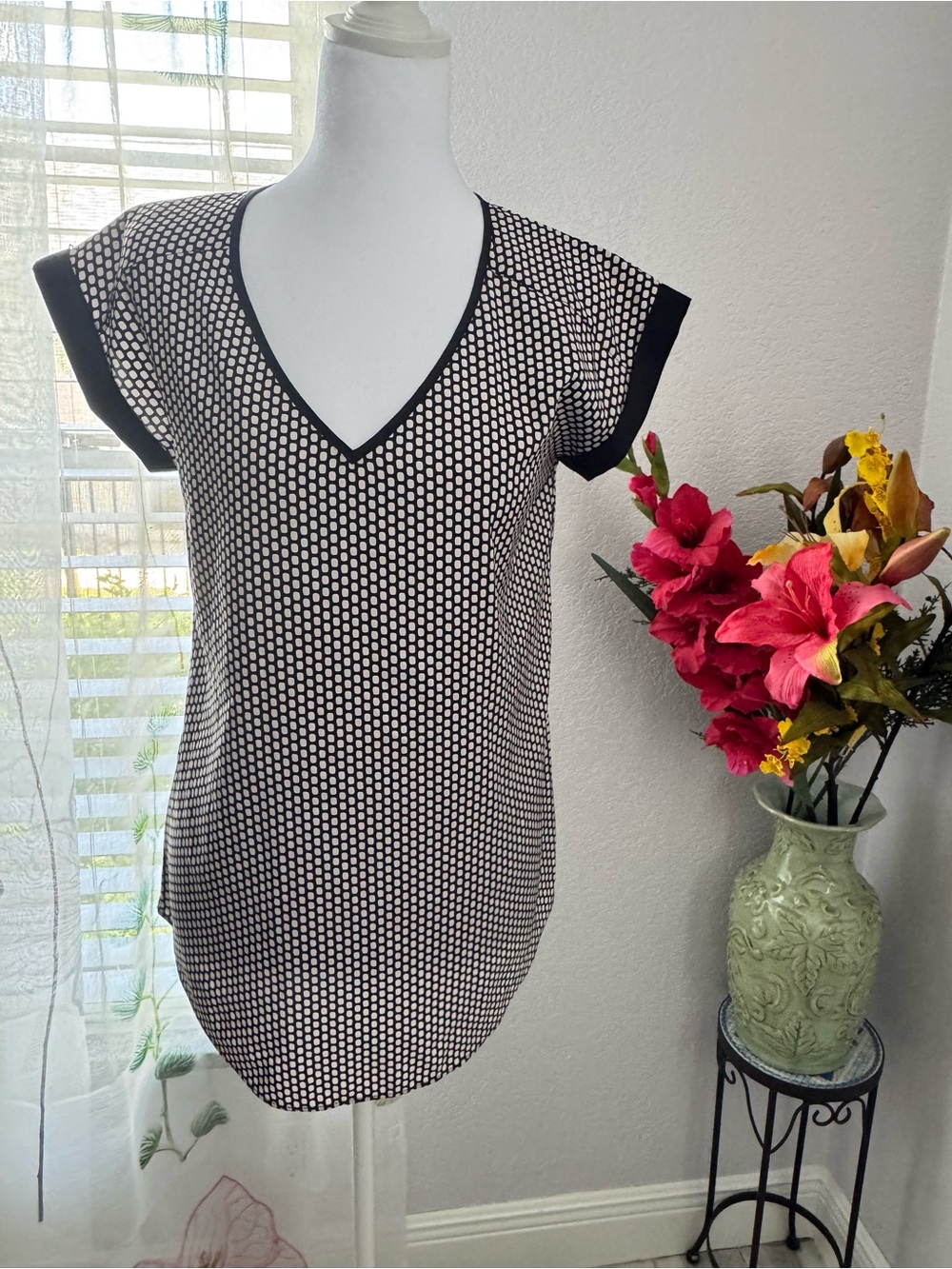 🖤Express Black White Geometric VNeck Cap Sleeve Blouse Top Size S